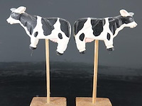 2 koeien op houten basement - afbeelding 1 van  5