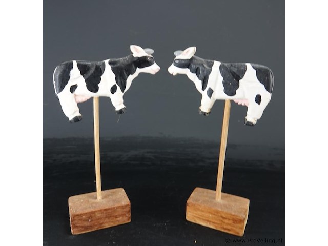 2 koeien op houten basement - afbeelding 2 van  5