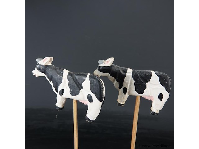 2 koeien op houten basement - afbeelding 3 van  5