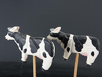 2 koeien op houten basement - afbeelding 3 van  5