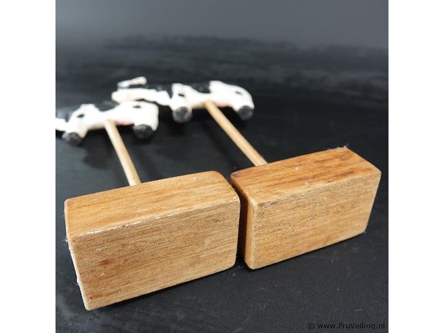 2 koeien op houten basement - afbeelding 5 van  5