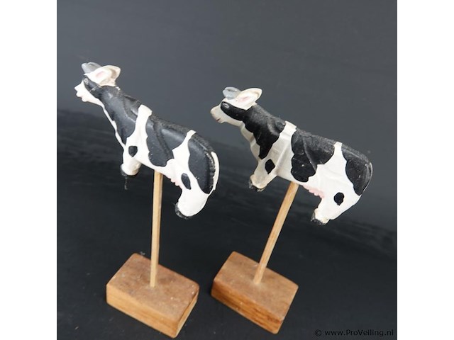 2 koeien op houten basement - afbeelding 4 van  5