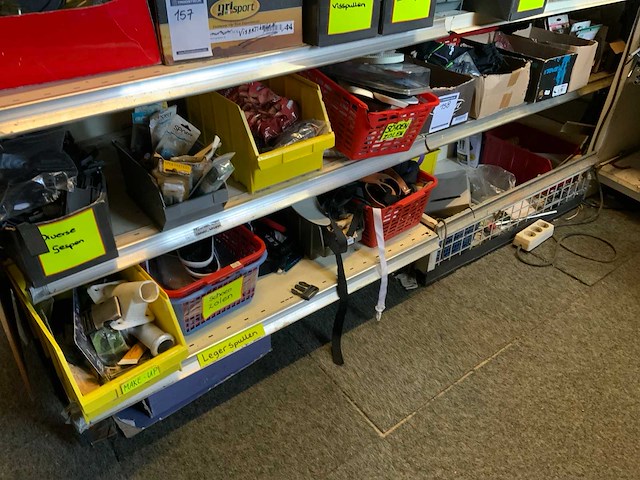 2 legbord stellingen met divers - afbeelding 1 van  8