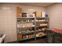 2 legbordstelling met keuken- en restaurantbenodigdheden - afbeelding 1 van  8
