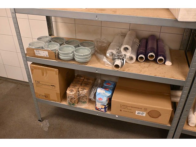 2 legbordstelling met keuken- en restaurantbenodigdheden - afbeelding 6 van  8
