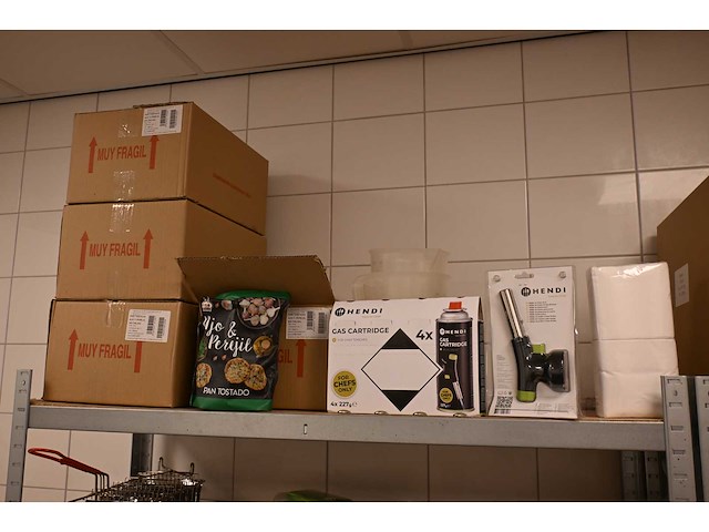 2 legbordstelling met keuken- en restaurantbenodigdheden - afbeelding 8 van  8