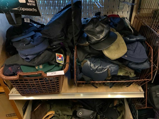 2 manden met petten - afbeelding 1 van  3