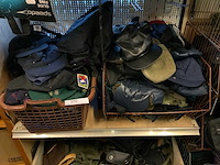 2 manden met petten - afbeelding 1 van  3