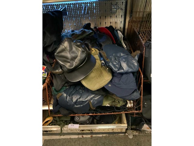 2 manden met petten - afbeelding 2 van  3