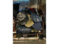 2 manden met petten - afbeelding 2 van  3