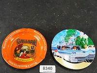 2 metalen vintage asbakken met een retro autothema