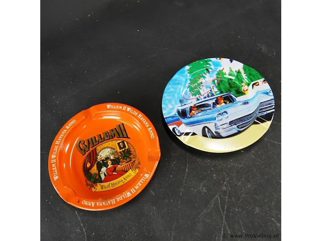 2 metalen vintage asbakken met een retro autothema - afbeelding 2 van  5