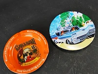 2 metalen vintage asbakken met een retro autothema - afbeelding 2 van  5