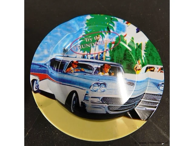 2 metalen vintage asbakken met een retro autothema - afbeelding 4 van  5