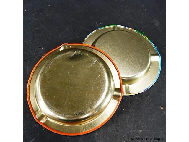 2 metalen vintage asbakken met een retro autothema - afbeelding 5 van  5