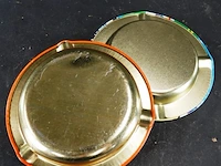 2 metalen vintage asbakken met een retro autothema - afbeelding 5 van  5