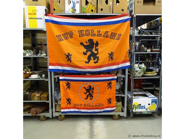 2 oranje vlaggen - afbeelding 1 van  3