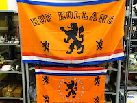 2 oranje vlaggen - afbeelding 1 van  3