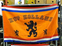 2 oranje vlaggen - afbeelding 2 van  3