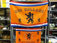 2 oranje vlaggen - afbeelding 1 van  3
