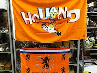 2 oranje vlaggen - afbeelding 1 van  3