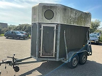 2 paards paardentrailer