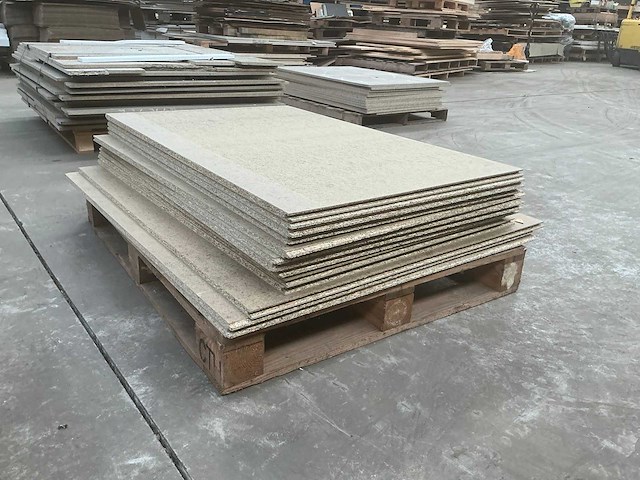 2 pallets vochtwerend spaanplaat - afbeelding 2 van  3