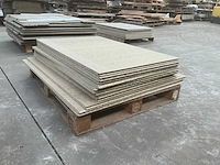 2 pallets vochtwerend spaanplaat - afbeelding 2 van  3