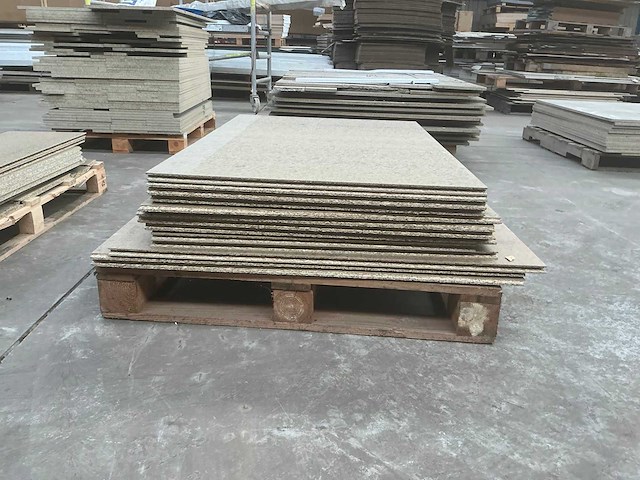 2 pallets vochtwerend spaanplaat - afbeelding 3 van  3