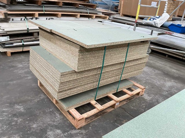 2 pallets vochtwerende spaanplaat - afbeelding 1 van  6