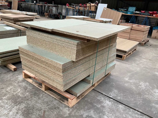 2 pallets vochtwerende spaanplaat - afbeelding 3 van  6