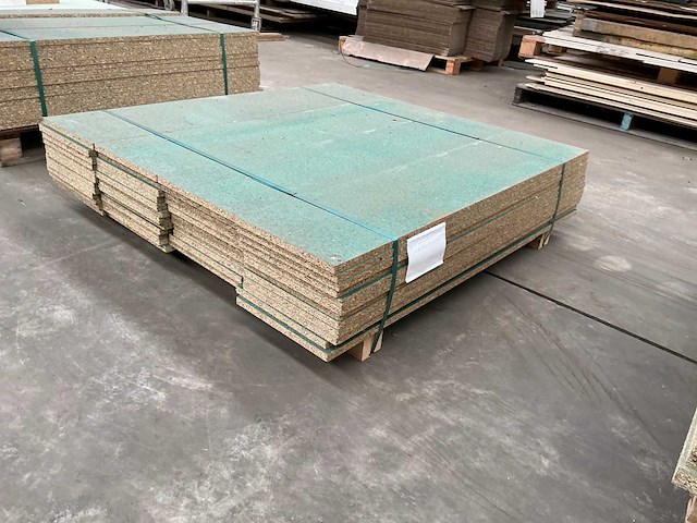 2 pallets vochtwerende spaanplaat - afbeelding 1 van  3