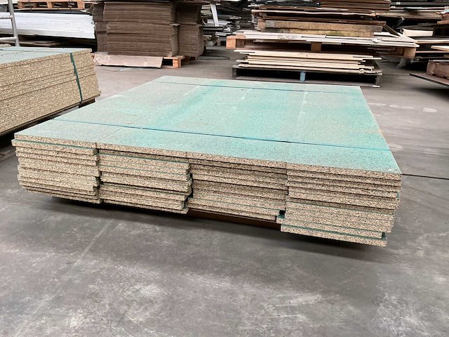2 pallets vochtwerende spaanplaat - afbeelding 2 van  3