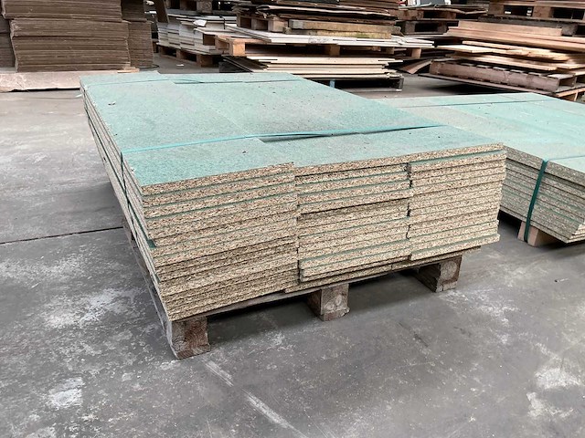 2 pallets vochtwerende spaanplaat - afbeelding 3 van  3