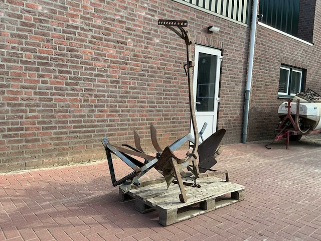 2 ploegen – 3-punts aanaardploeg / vorenploeg en handploeg - afbeelding 1 van  12