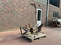 2 ploegen – 3-punts aanaardploeg / vorenploeg en handploeg