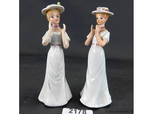2 porseleinen dames met hoed - afbeelding 1 van  5