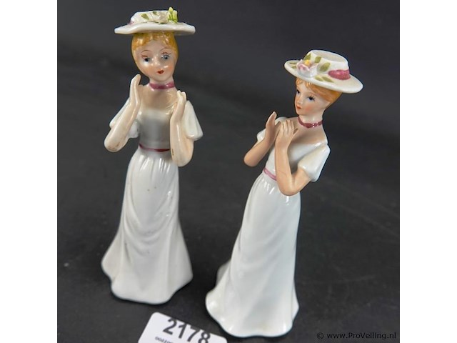 2 porseleinen dames met hoed - afbeelding 2 van  5