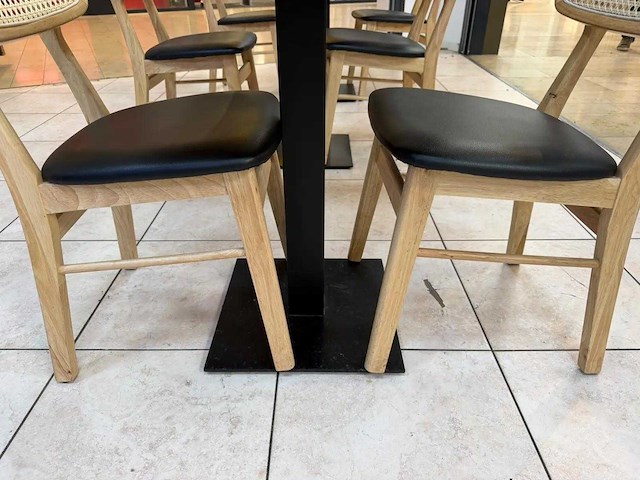 2 restauranttafels met 4 stoelen - afbeelding 1 van  2