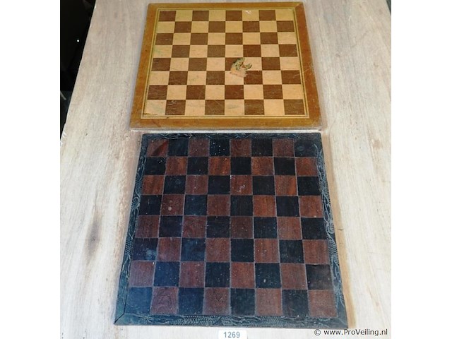 2 schaakborden waarvan 1 met fraai snijwerk - afbeelding 1 van  5