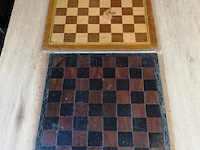 2 schaakborden waarvan 1 met fraai snijwerk - afbeelding 1 van  5