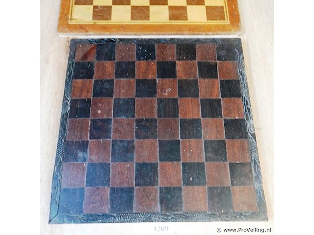 2 schaakborden waarvan 1 met fraai snijwerk - afbeelding 2 van  5