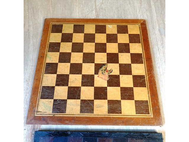 2 schaakborden waarvan 1 met fraai snijwerk - afbeelding 3 van  5