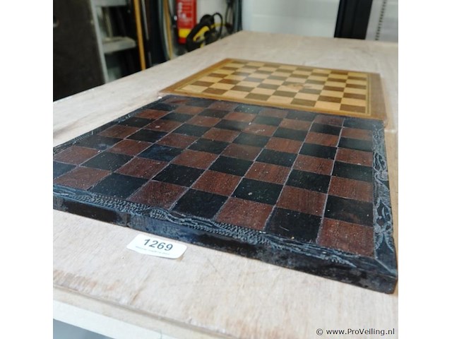 2 schaakborden waarvan 1 met fraai snijwerk - afbeelding 4 van  5