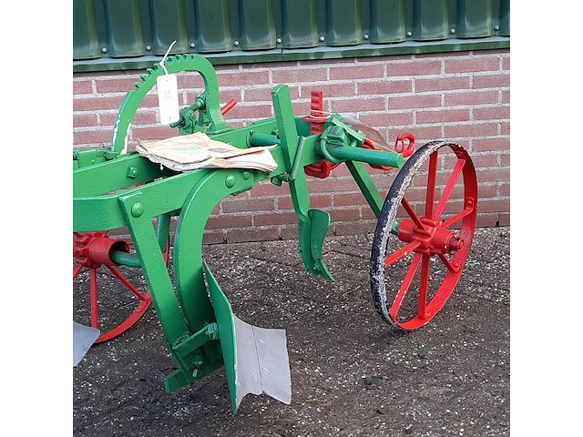 2-schaar rondgaande paarden ploeg, 1956 - afbeelding 9 van  14