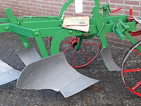 2-schaar rondgaande paarden ploeg, 1956 - afbeelding 11 van  14