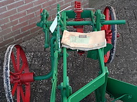 2-schaar rondgaande paarden ploeg, 1956 - afbeelding 14 van  14