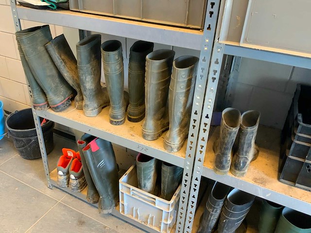 2 secties legbordstelling met sets werklaarzen en werkplaats inventaris - afbeelding 4 van  12