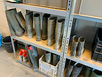 2 secties legbordstelling met sets werklaarzen en werkplaats inventaris - afbeelding 4 van  12