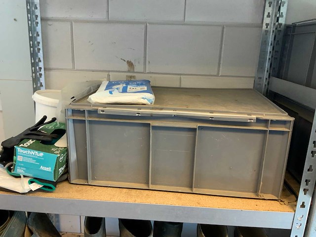 2 secties legbordstelling met sets werklaarzen en werkplaats inventaris - afbeelding 5 van  12